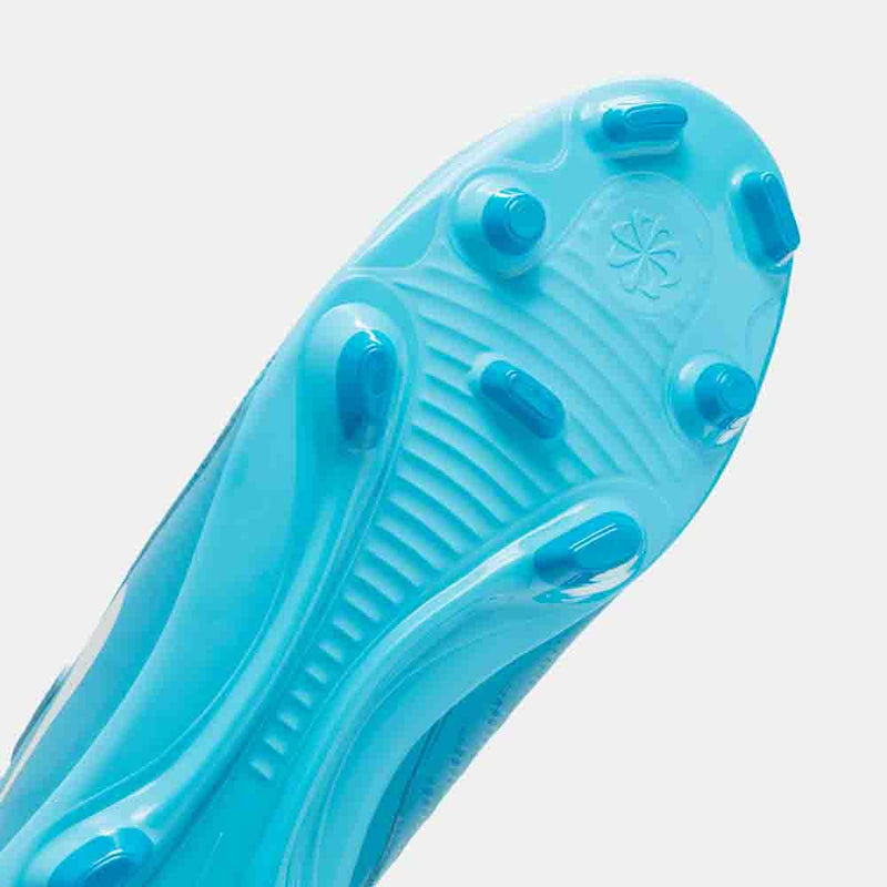 Up close, rear view of the Nike Phantom Luna 2 Club Soccer Cleats.