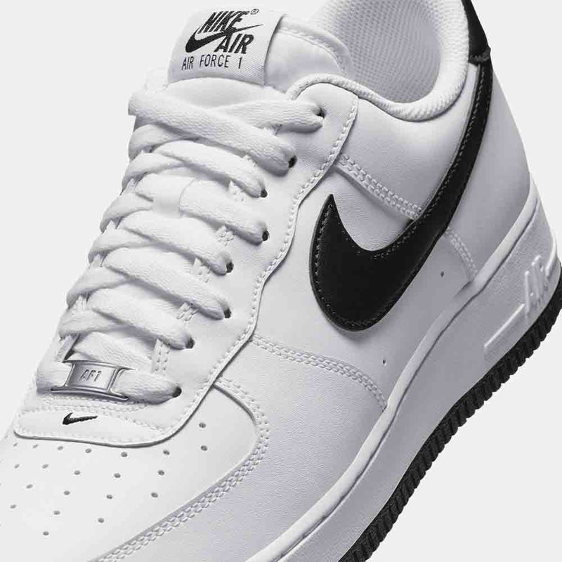 Up close, front view of the Nike Men's Air Force 1 '07.